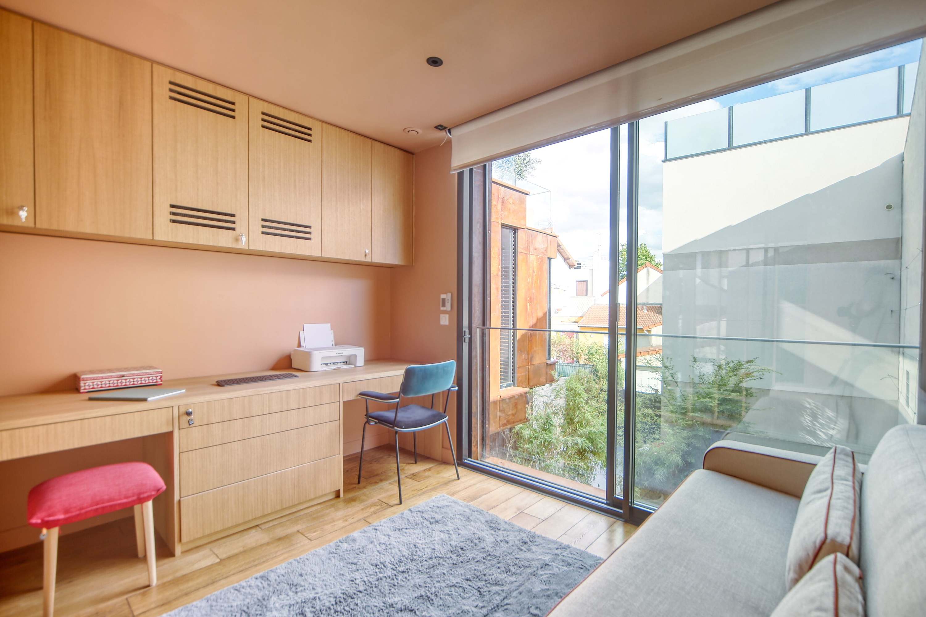 Villa d’architecte de 200 m² avec rooftop, piscine spa, salle de cinéma et jardin à Issy-les-Moulineaux près de Paris.