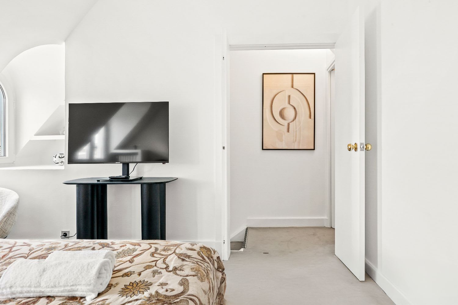 Duplex de luxe Paris 16e, séjour double hauteur avec balcon en fer forgé et vue Tour Eiffel, location meublée moyenne durée