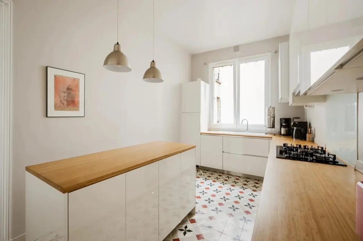 Cuisine blanche avec plans de travail en bois