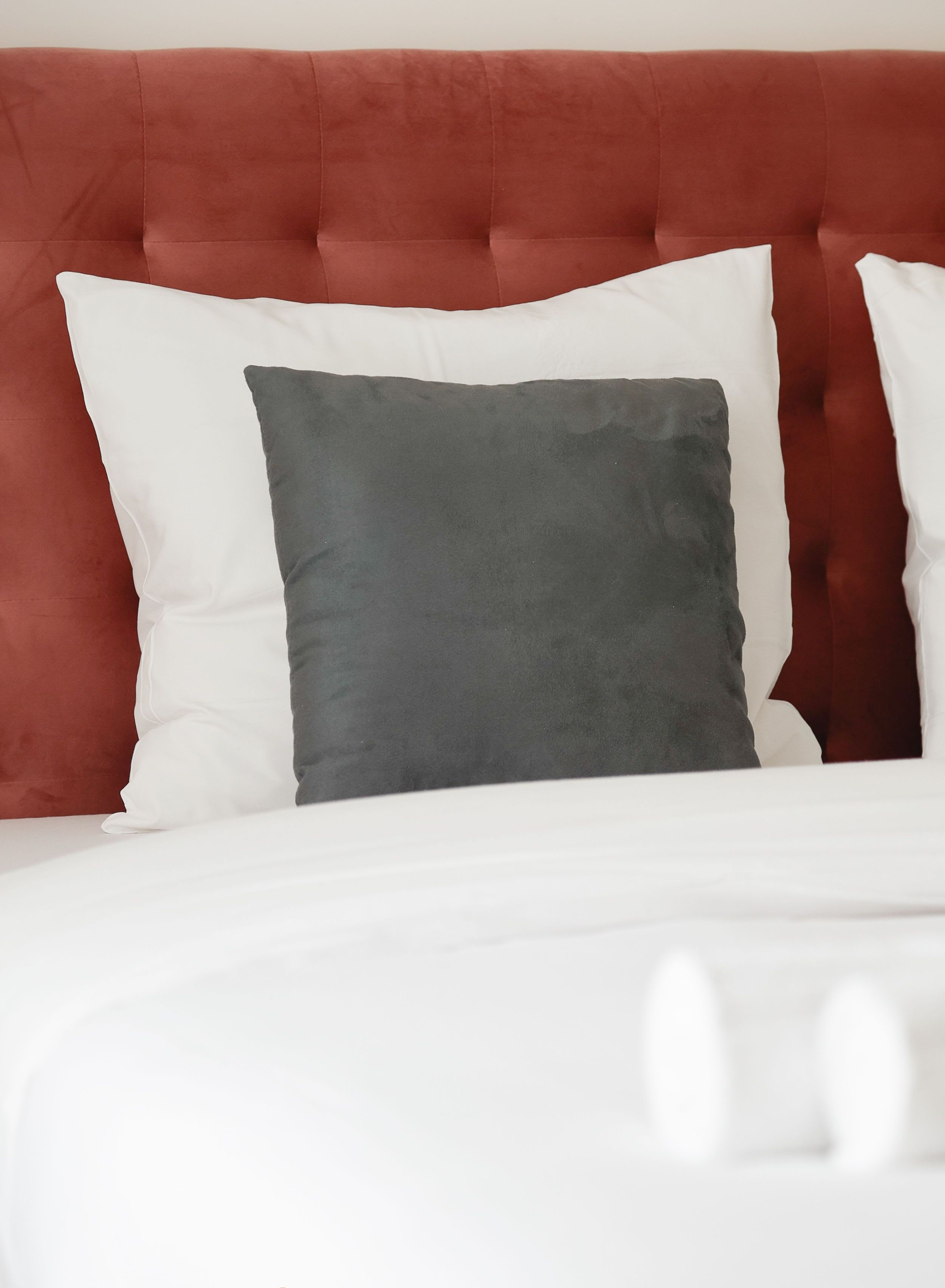 The bedroom features a comfortable 160 x 200 cm double bed and offers ample storage space for your belongings.