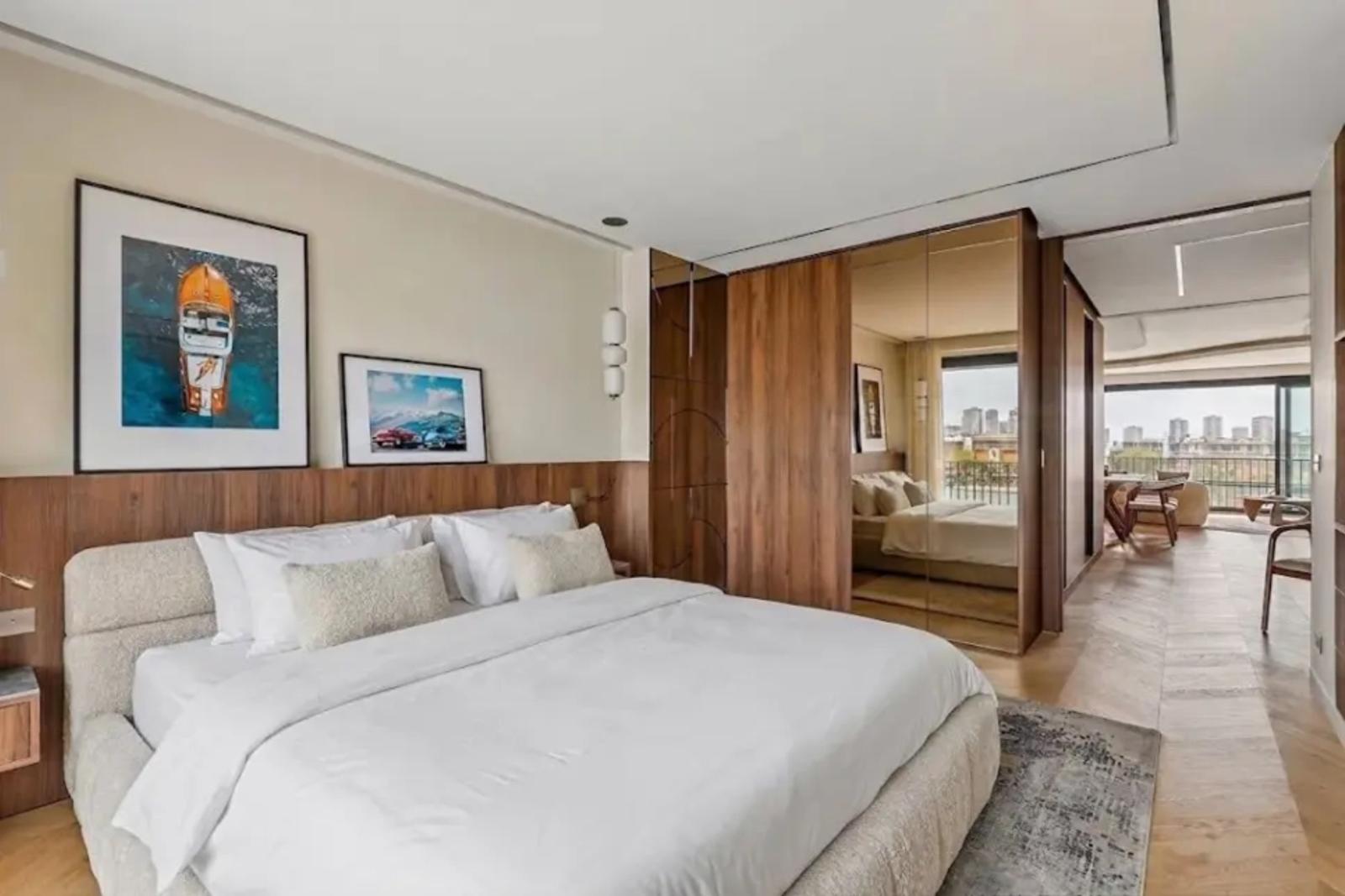 Chambre avec placards à miroirs et finitions en bois