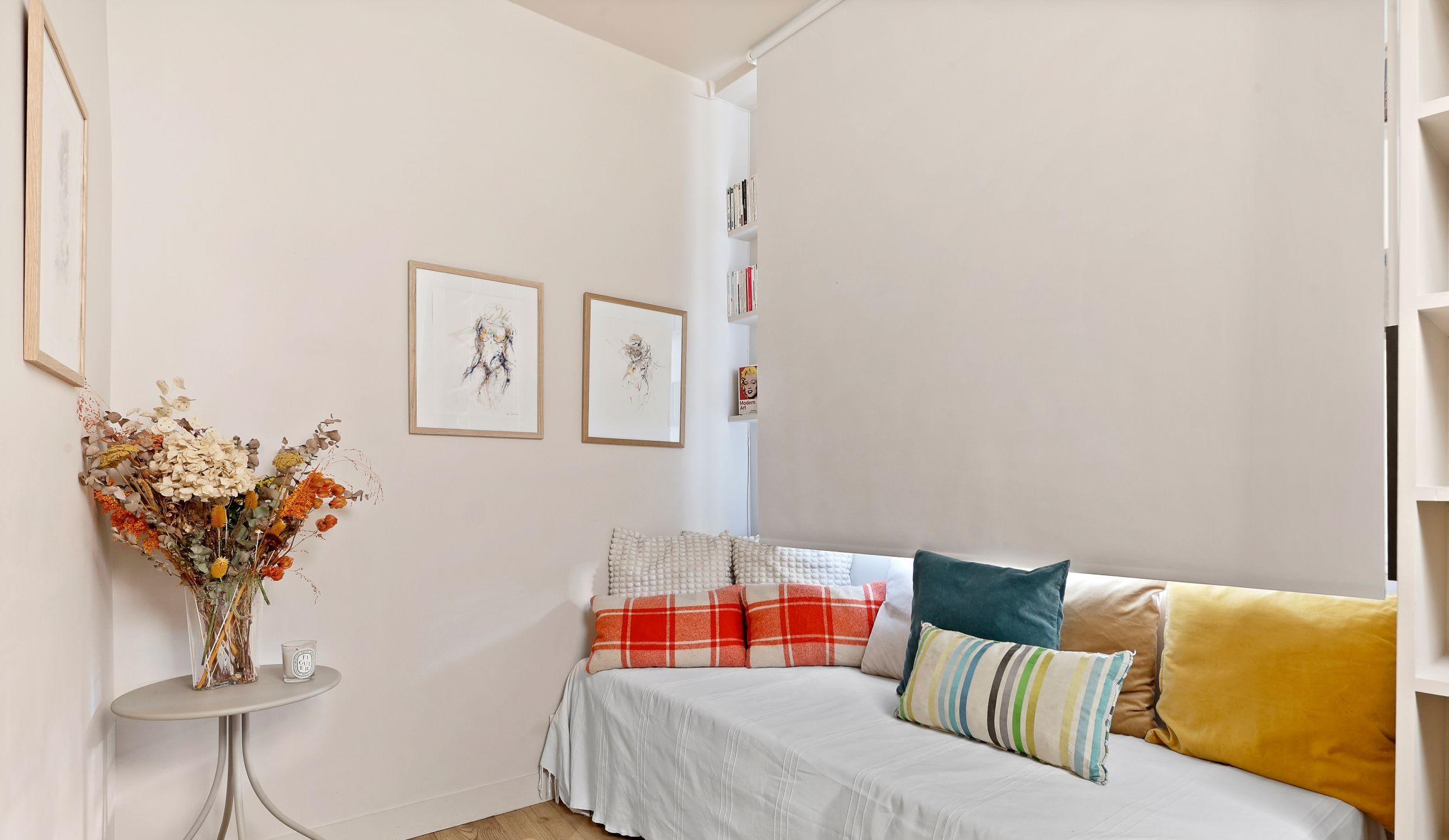 Chambre 3 : Une chambre cosy avec couchage double, parfaite pour enfants ou invités.