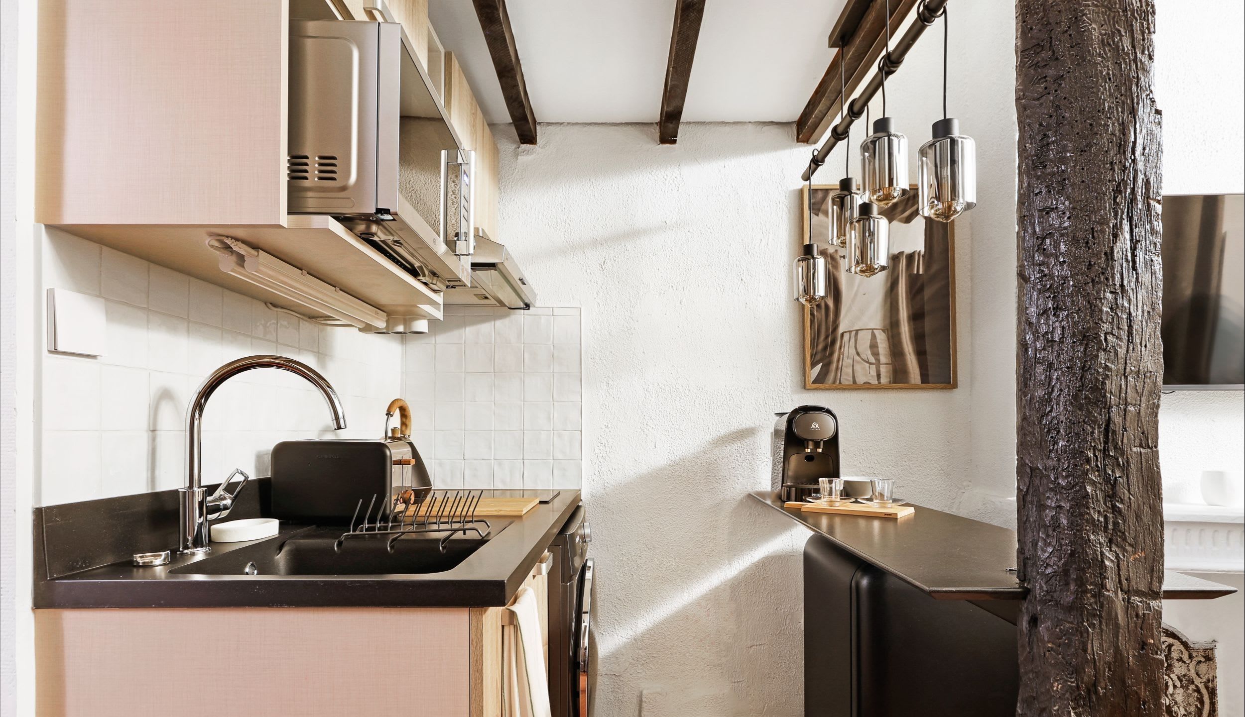 Fully equipped kitchen.