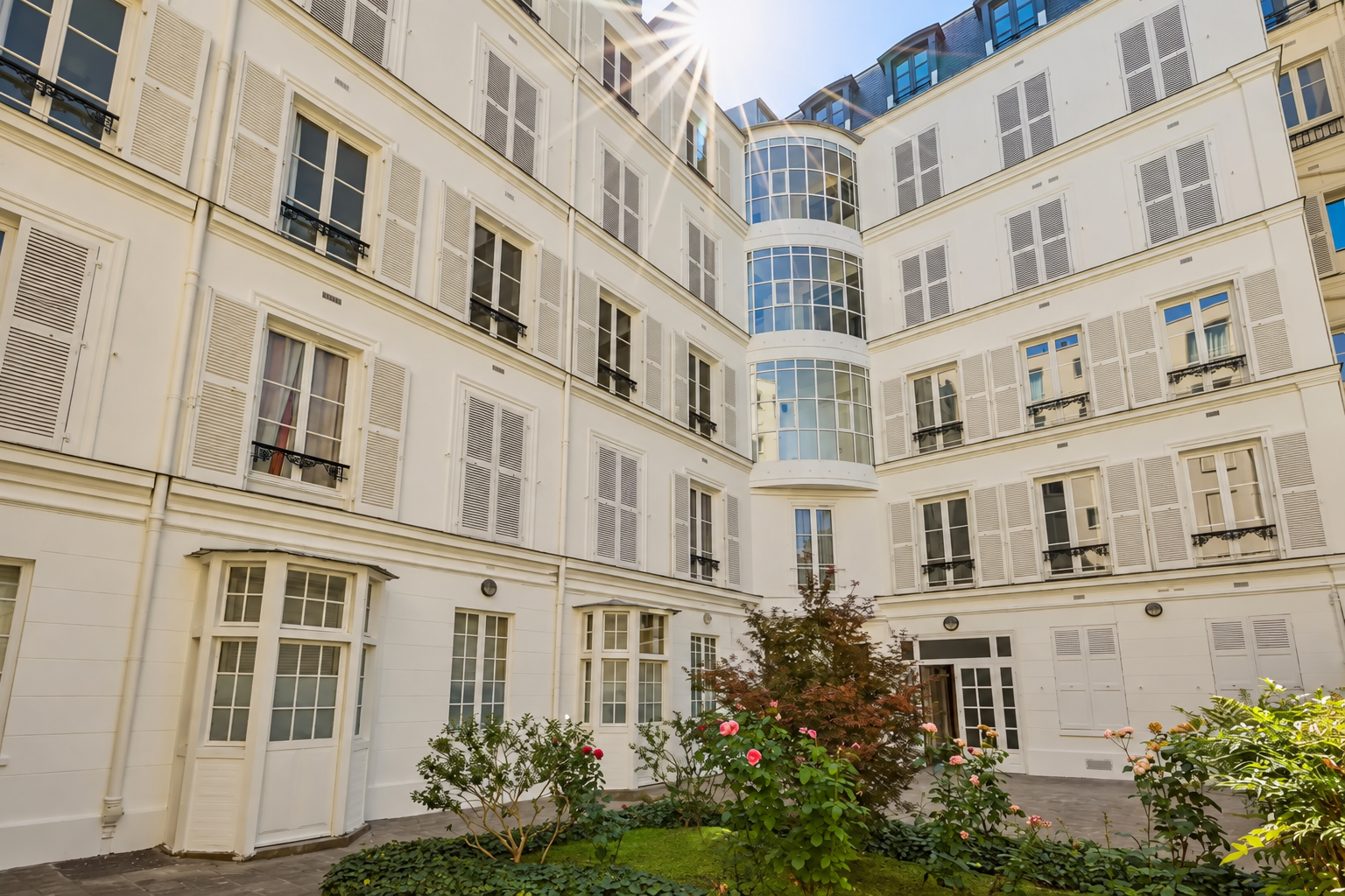 Immeuble parisien avec cour intérieure arborée