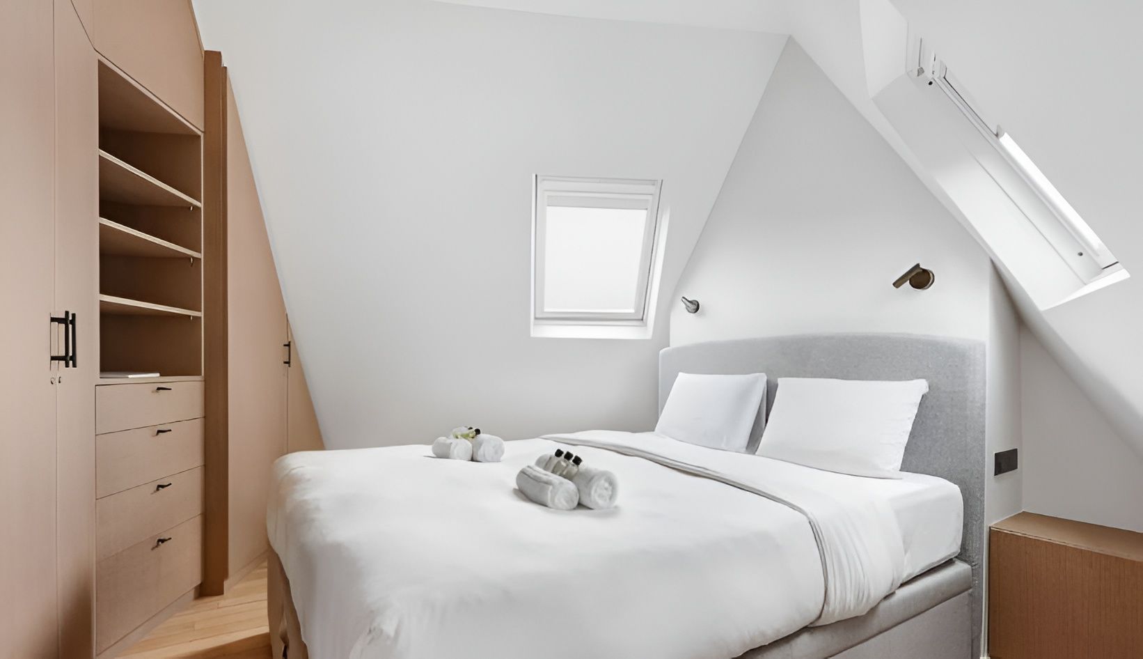 Appartement 2 pièces meublé élégant aux Batignolles Paris 17e, salon lumineux sous combles avec fenêtres parisiennes