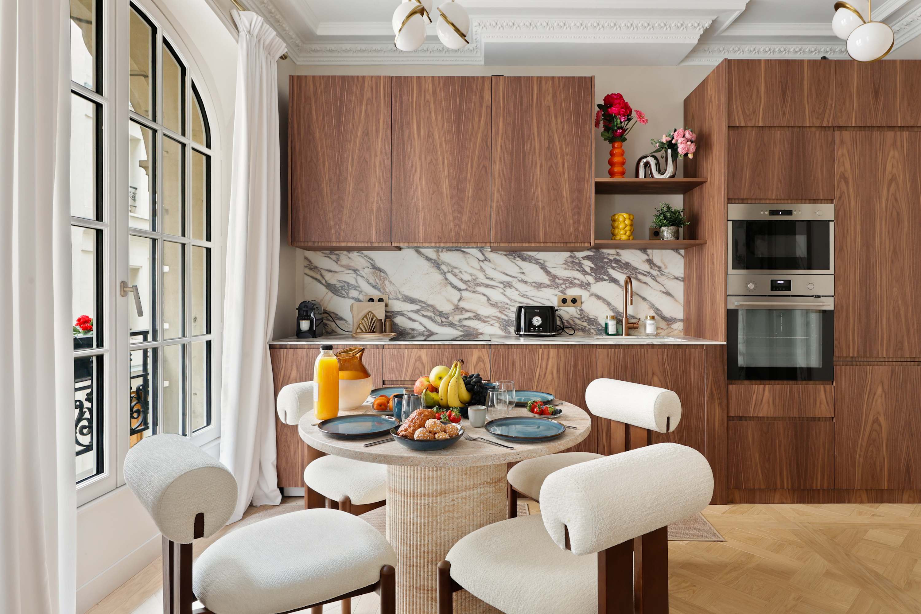 Appartement de luxe signé architecte face au Bon Marché, Paris 6e, salon lumineux avec parquet de Versailles et menuiseries sur-mesure