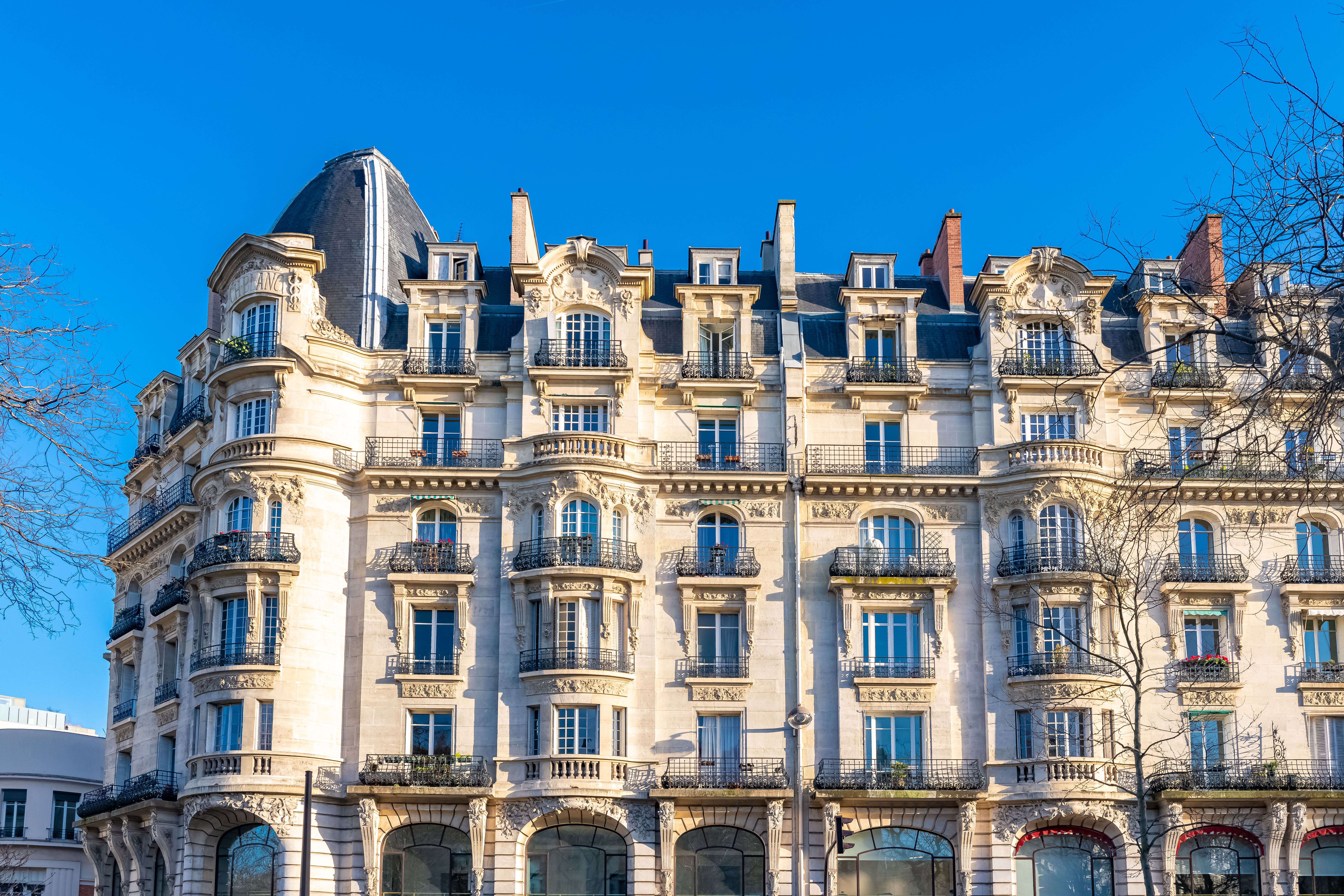 Propriétaire et commissaire de justice analysant un dossier après le retour d'un locataire expulsé à Paris