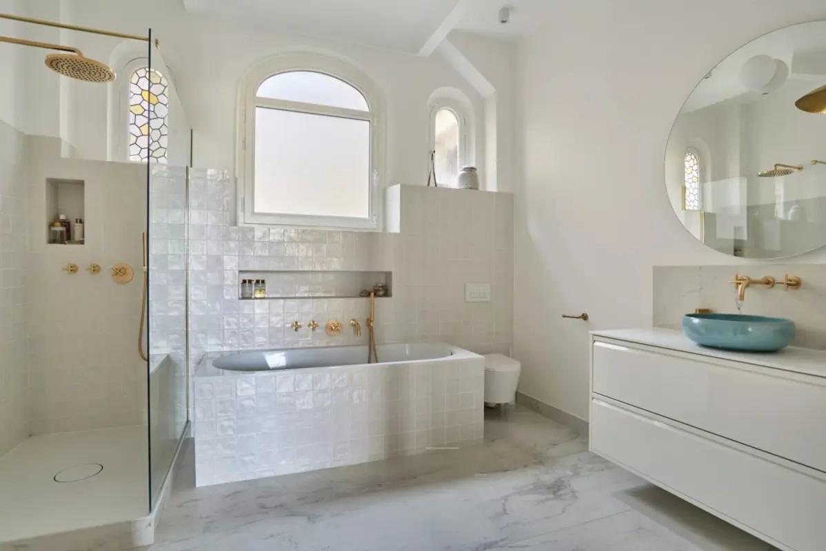 Salle de bains moderne avec baignoire et douche