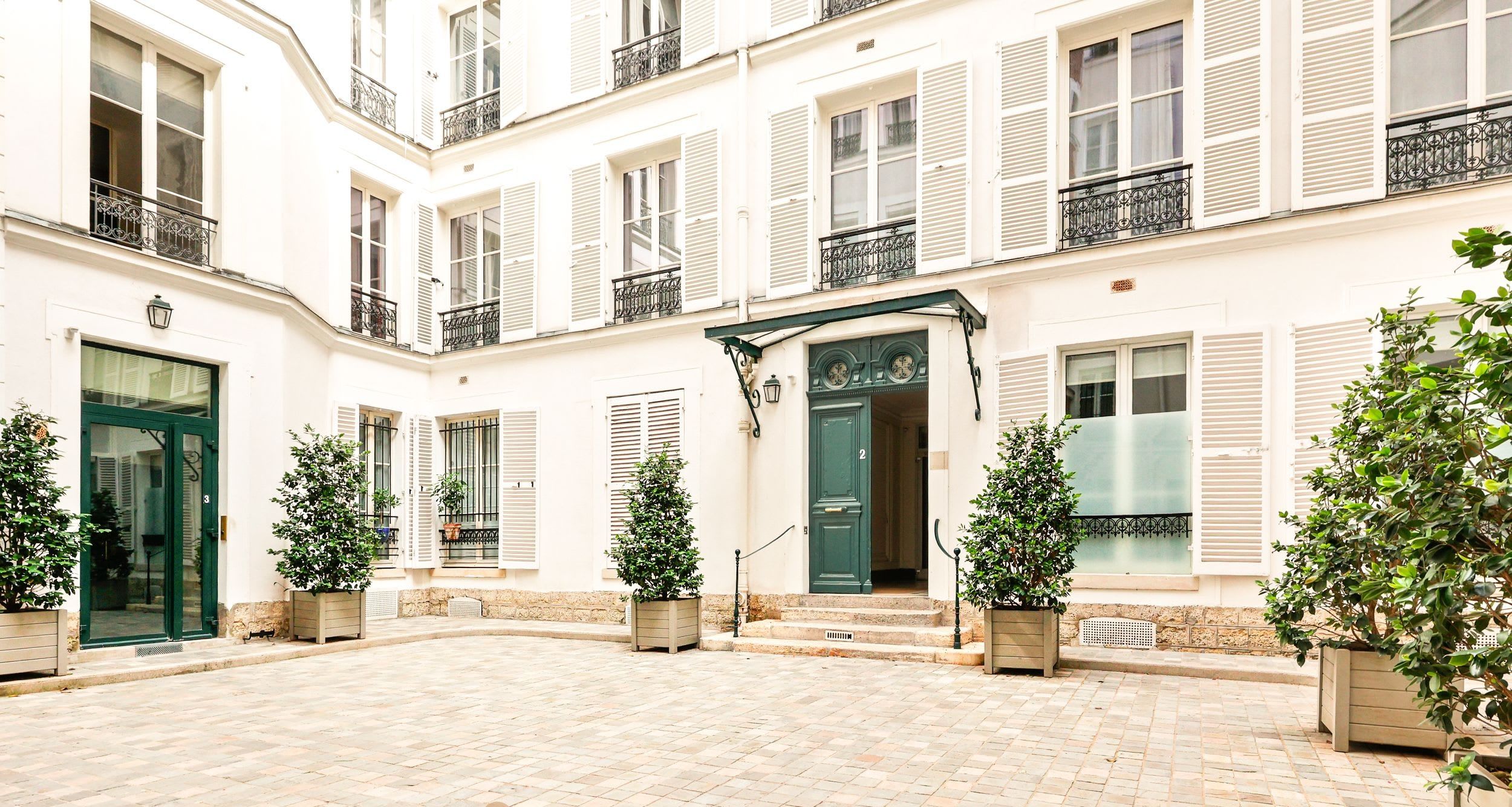 Luxury 45 m² one-bedroom apartment with A/C, custom-made furnishings, marble bathroom and open kitchen on Rue du Four, Paris 6th.