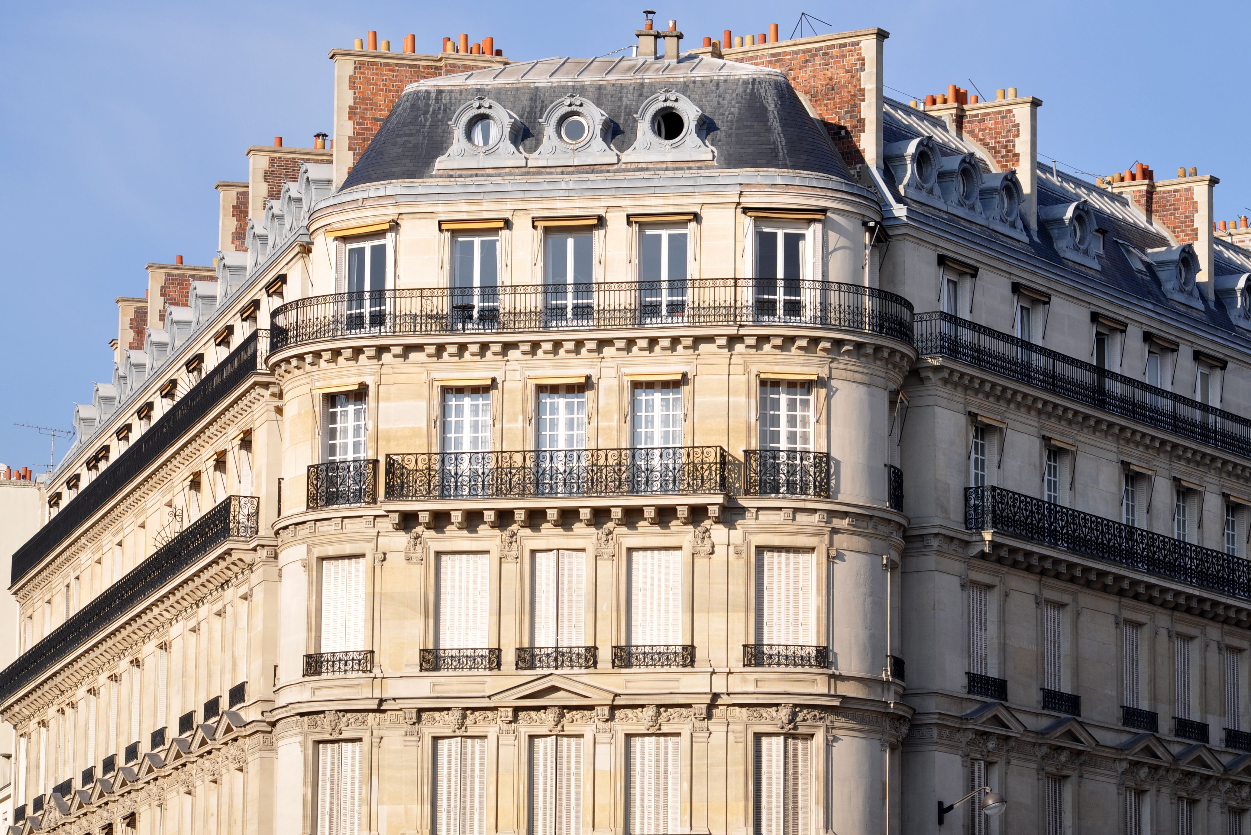 French rental lease documents and Action Logement aid paperwork for a Paris relocation dossier