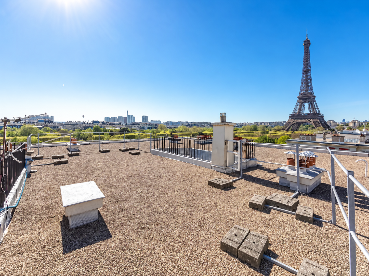 Terrasse sur le toit avec vue sur la Tour Eiffel