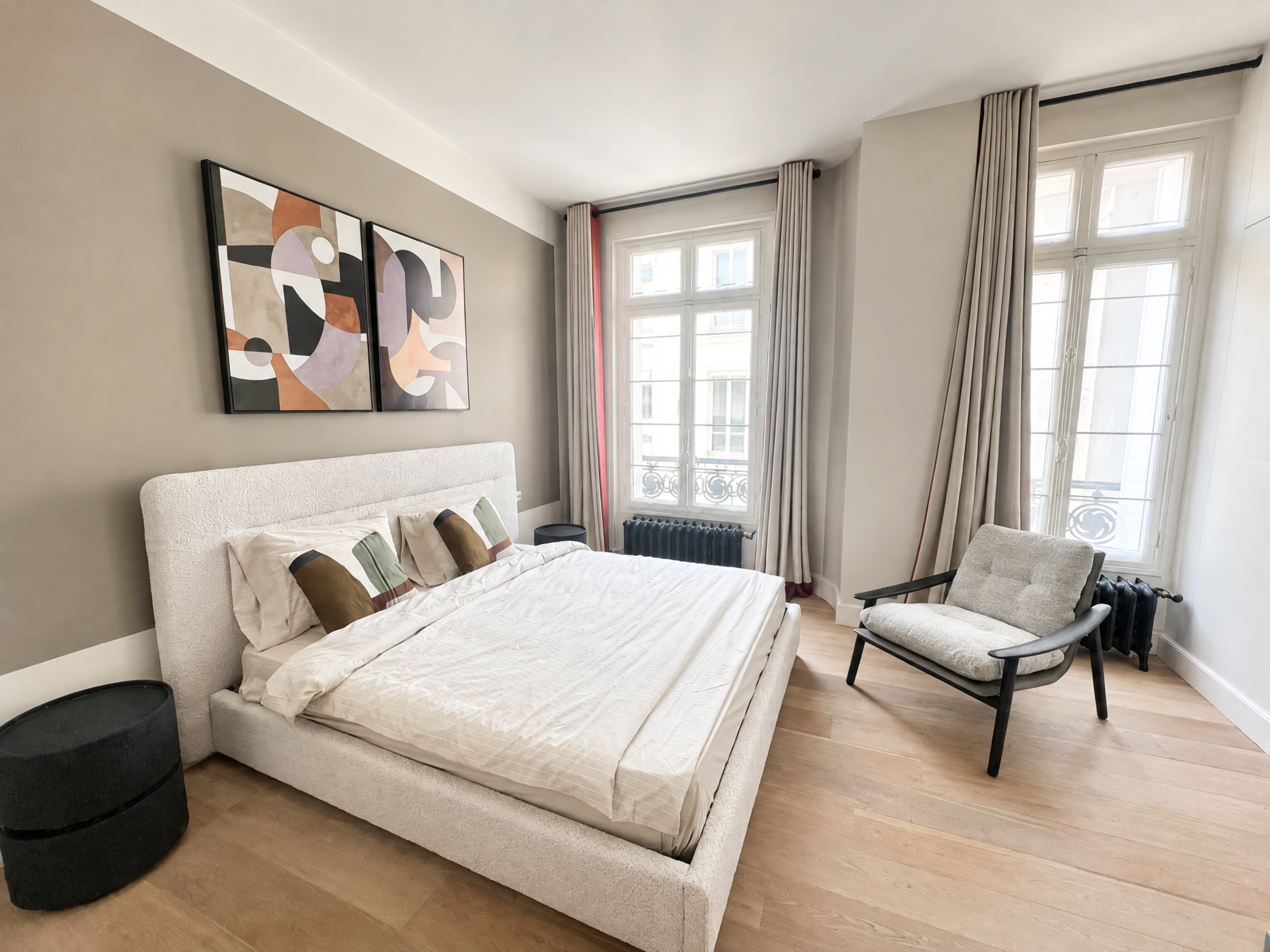 Appartement de réception haussmannien meublé 4 chambres à louer avenue Raymond Poincaré Paris 16e, triple réception avec moulures, cheminée et parquet point de Hongrie