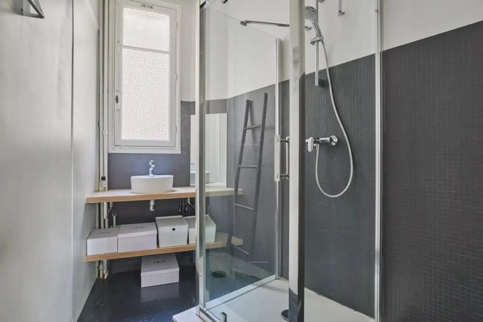 Salle d'eau moderne avec cabine de douche vitrée