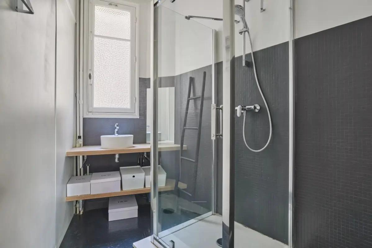 Salle d'eau moderne avec cabine de douche vitrée