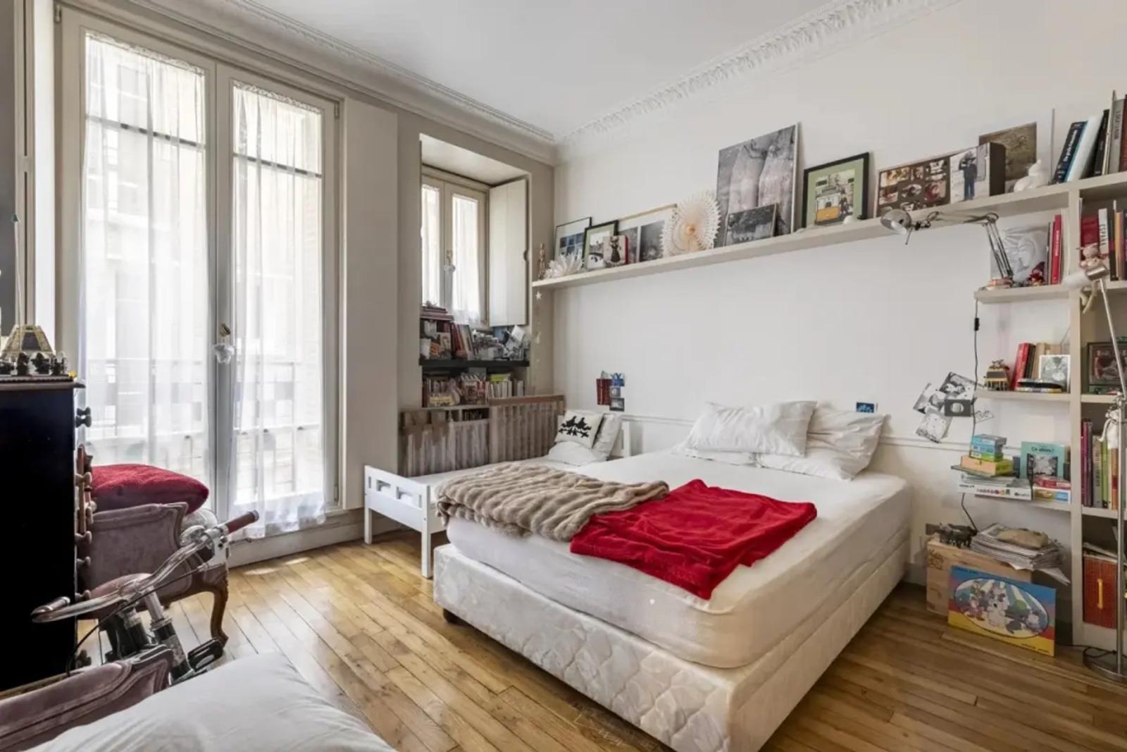 Chambre lumineuse avec parquet dans Paris 7