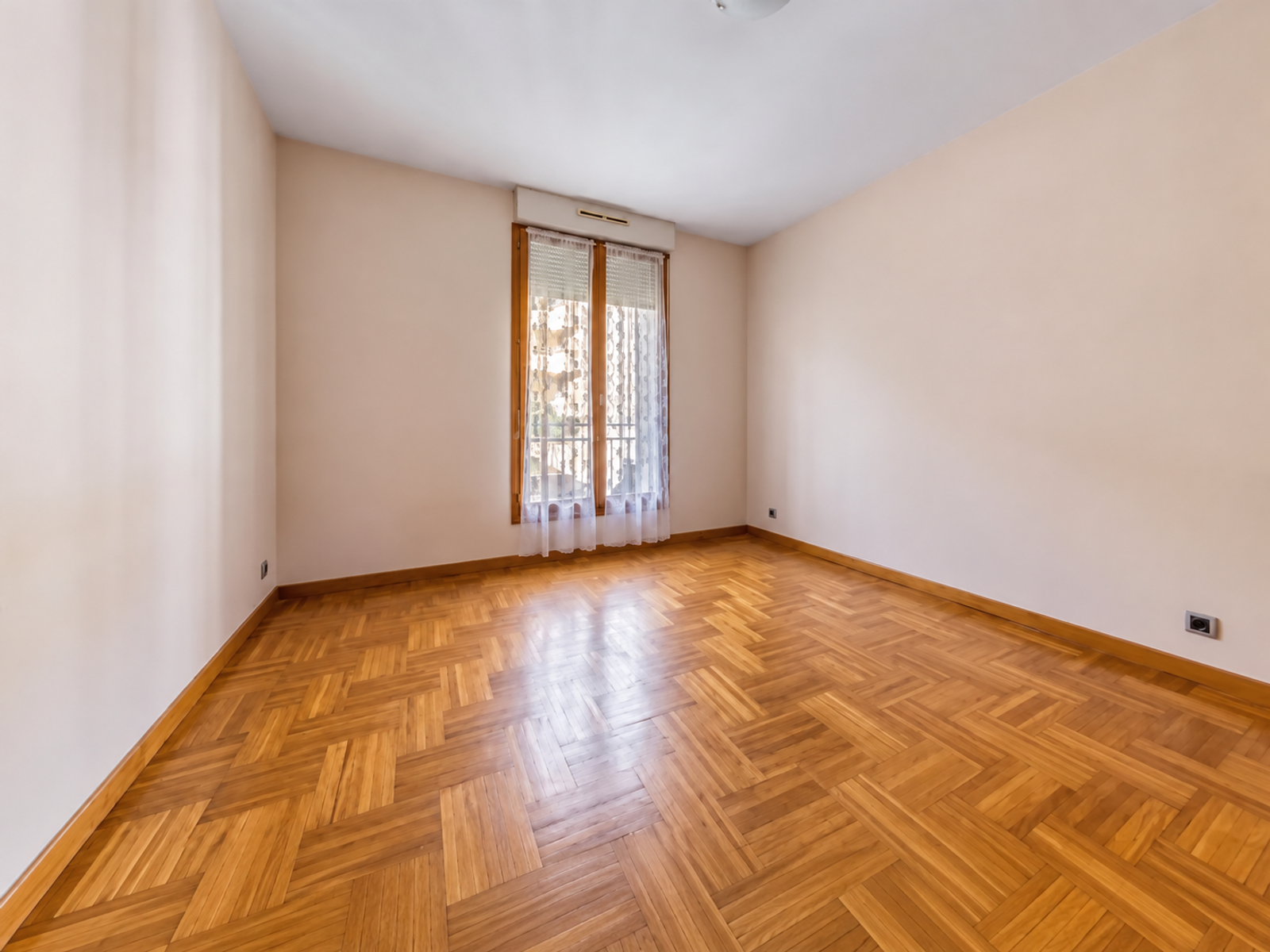 Chambre lumineuse avec parquet à Paris 15