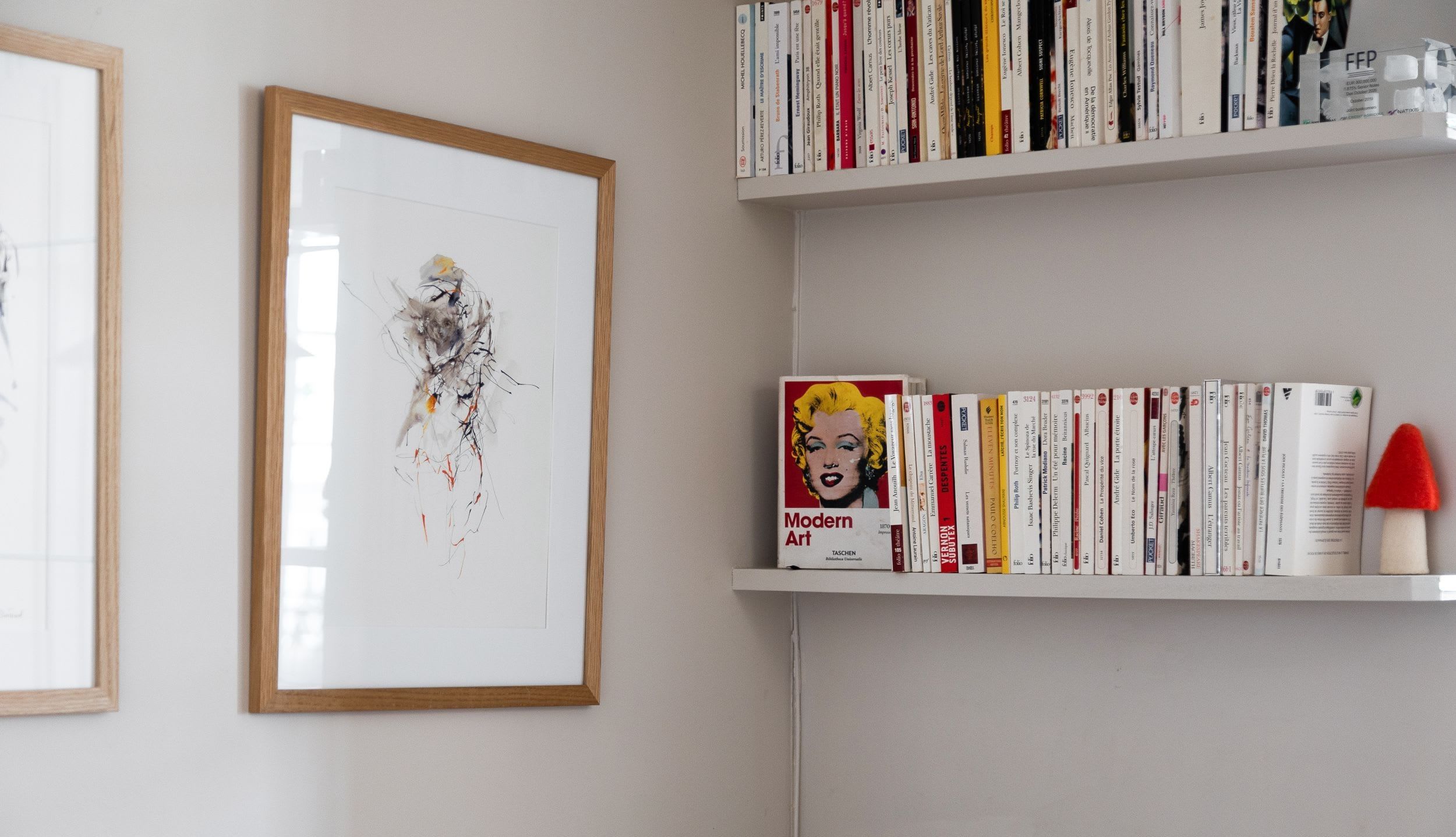 Espace de vie lumineux avec canapé confortable et TV connectée
