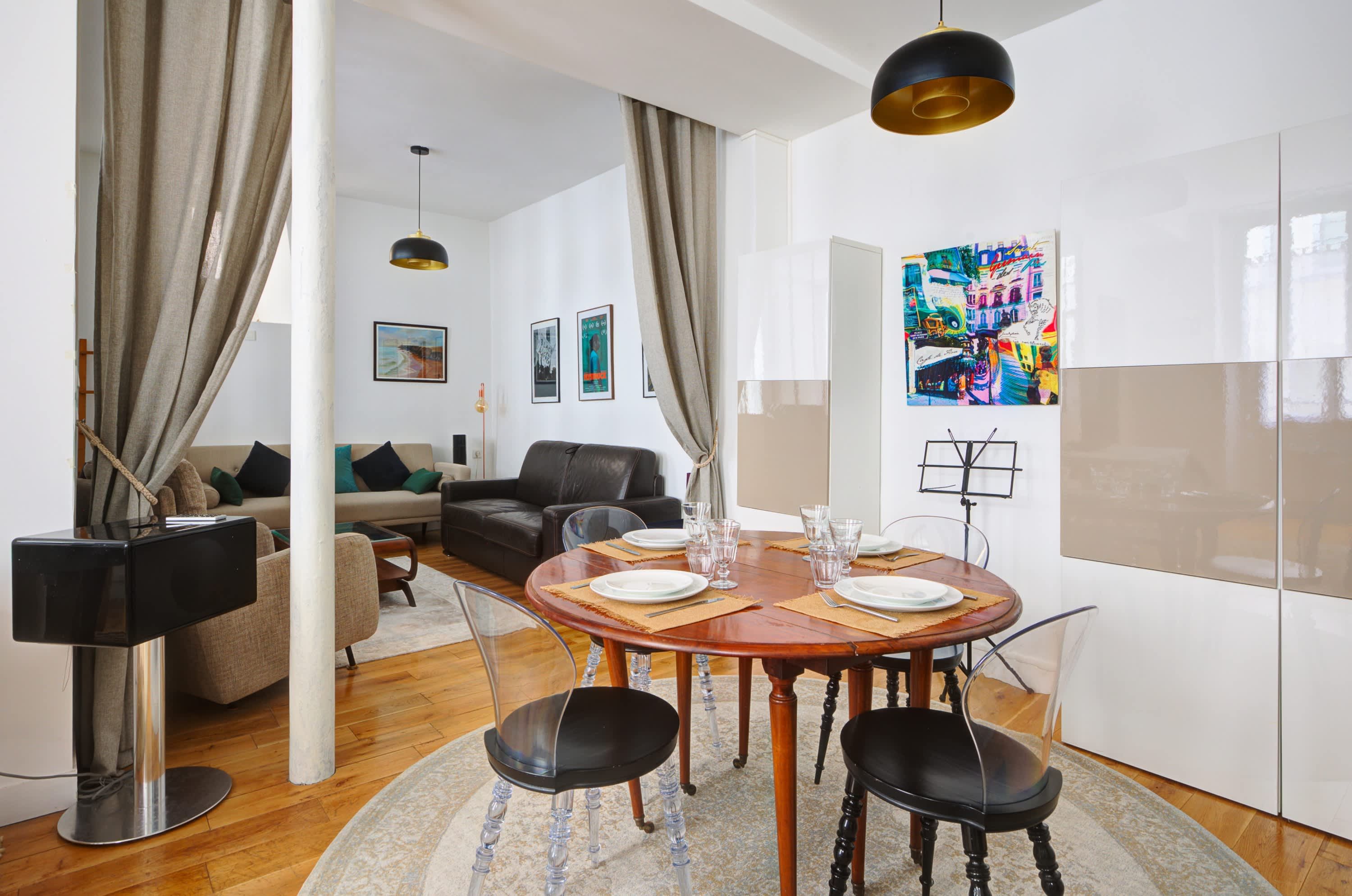 Dining corner with a round table and chairs