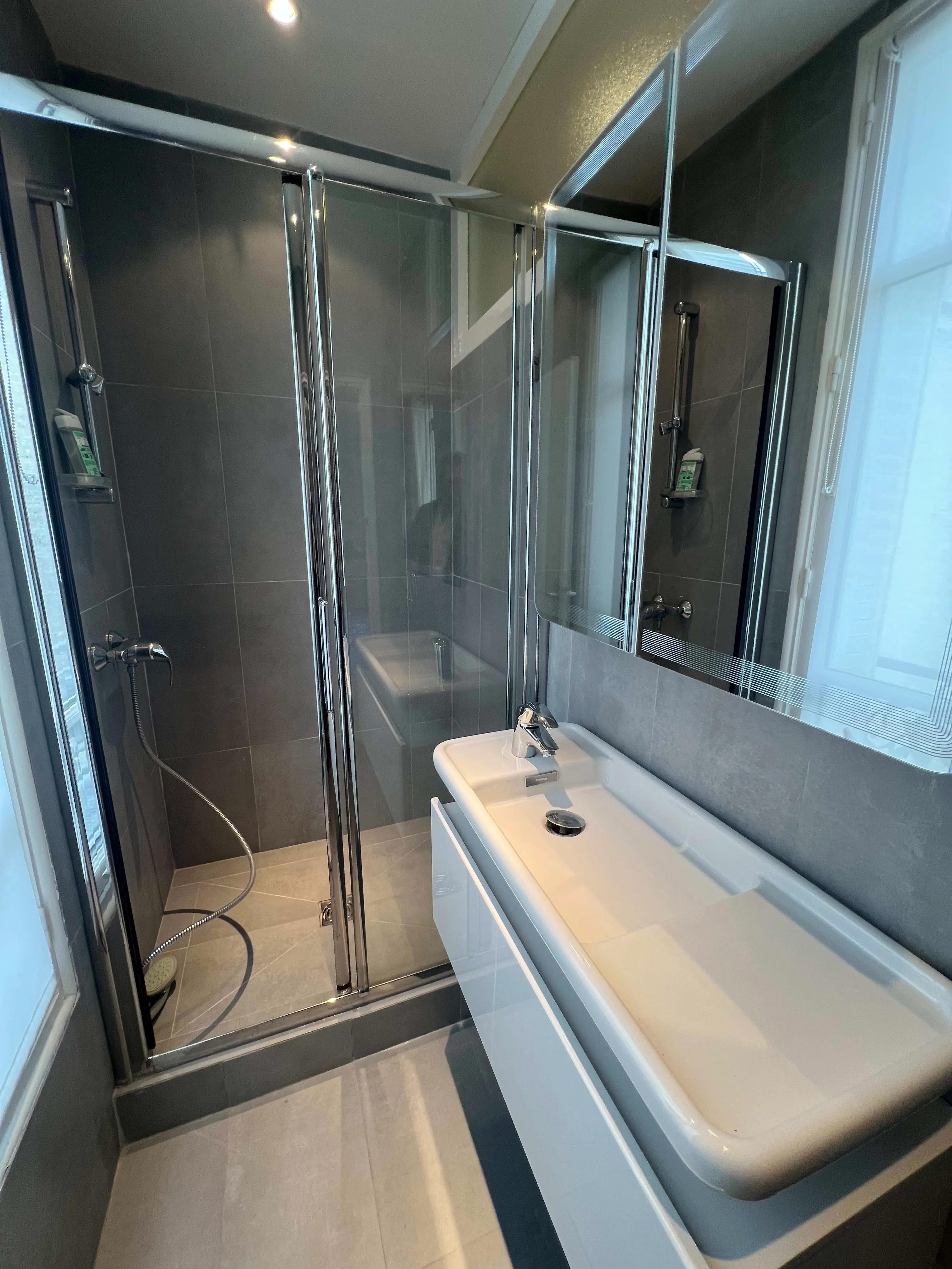 Elegant 2-bedroom apartment for rent rue Saint-Didier Chaillot Paris 16e, bright living room with mouldings, point de Hongrie parquet and semi-open kitchen