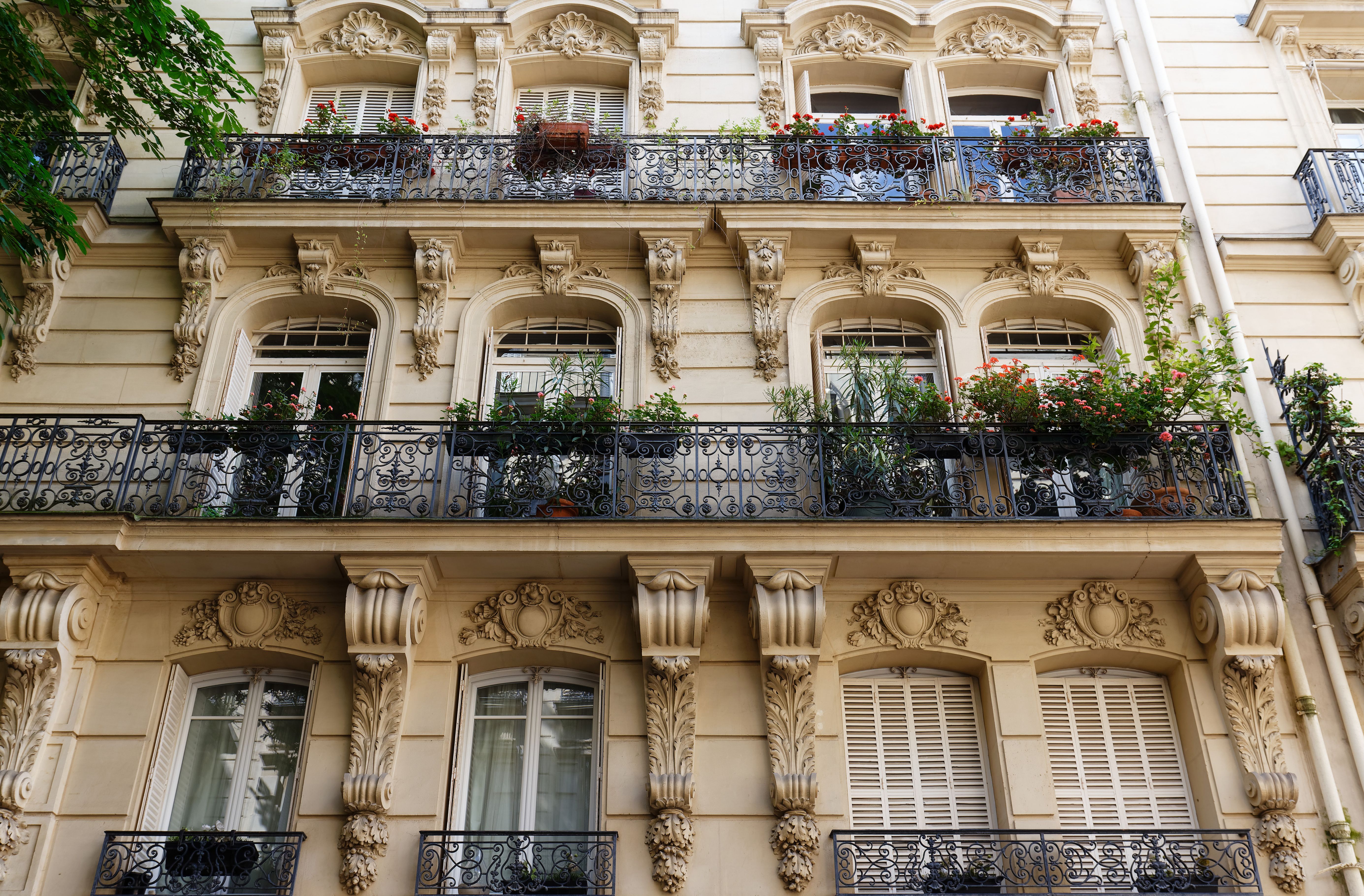 Short-term apartment Paris professional 2026