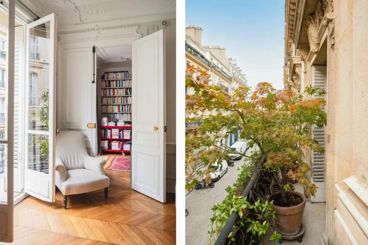 Salon et balcon avec vue sur une rue parisienne
