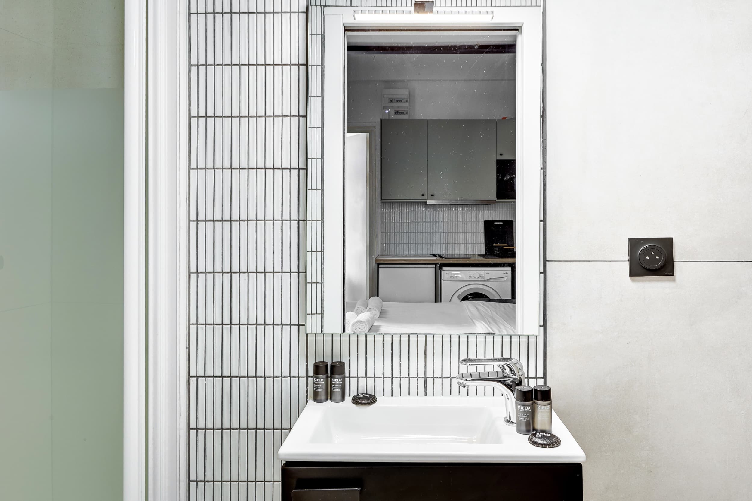 Salle de bain : douche, lavabo, miroir et toilette