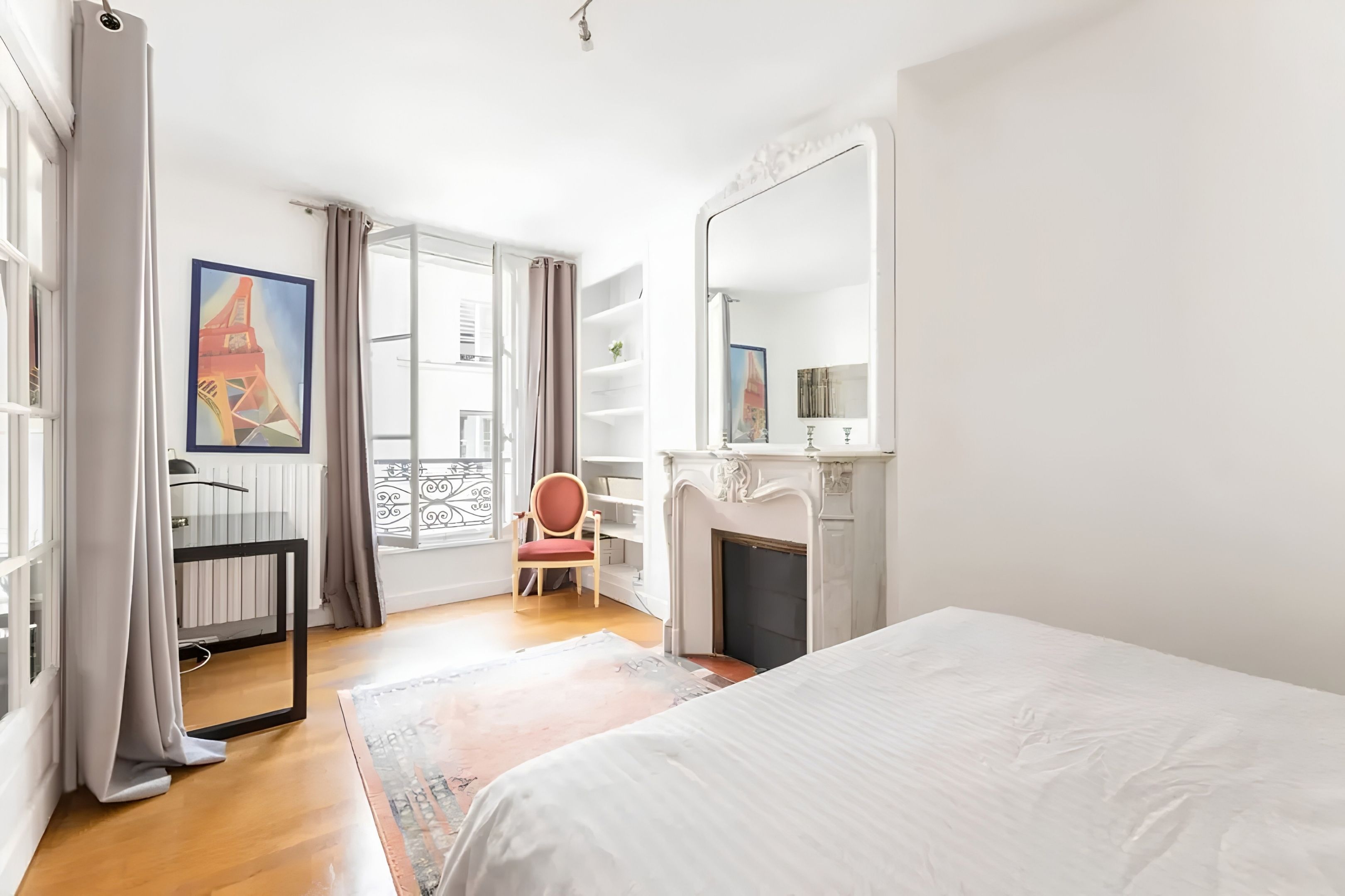 Appartement haussmannien meublé 3 chambres à louer Faubourg Saint-Honoré Paris 8e, séjour lumineux avec moulures et coin salle à manger