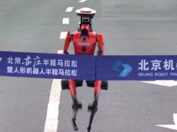 Pati edhe rrëzime të tyre, por roboti mposhti njerëzit për të fituar gjysmëmaratonën e Pekinit