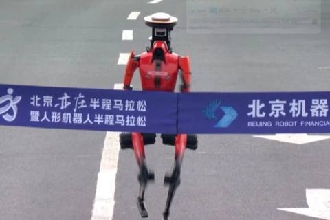 Pati edhe rrëzime të tyre, por roboti mposhti njerëzit për të fituar gjysmëmaratonën e Pekinit