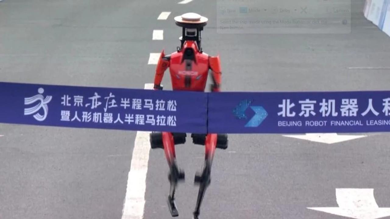 Pati edhe rrëzime të tyre, por roboti mposhti njerëzit për të fituar gjysmëmaratonën e Pekinit