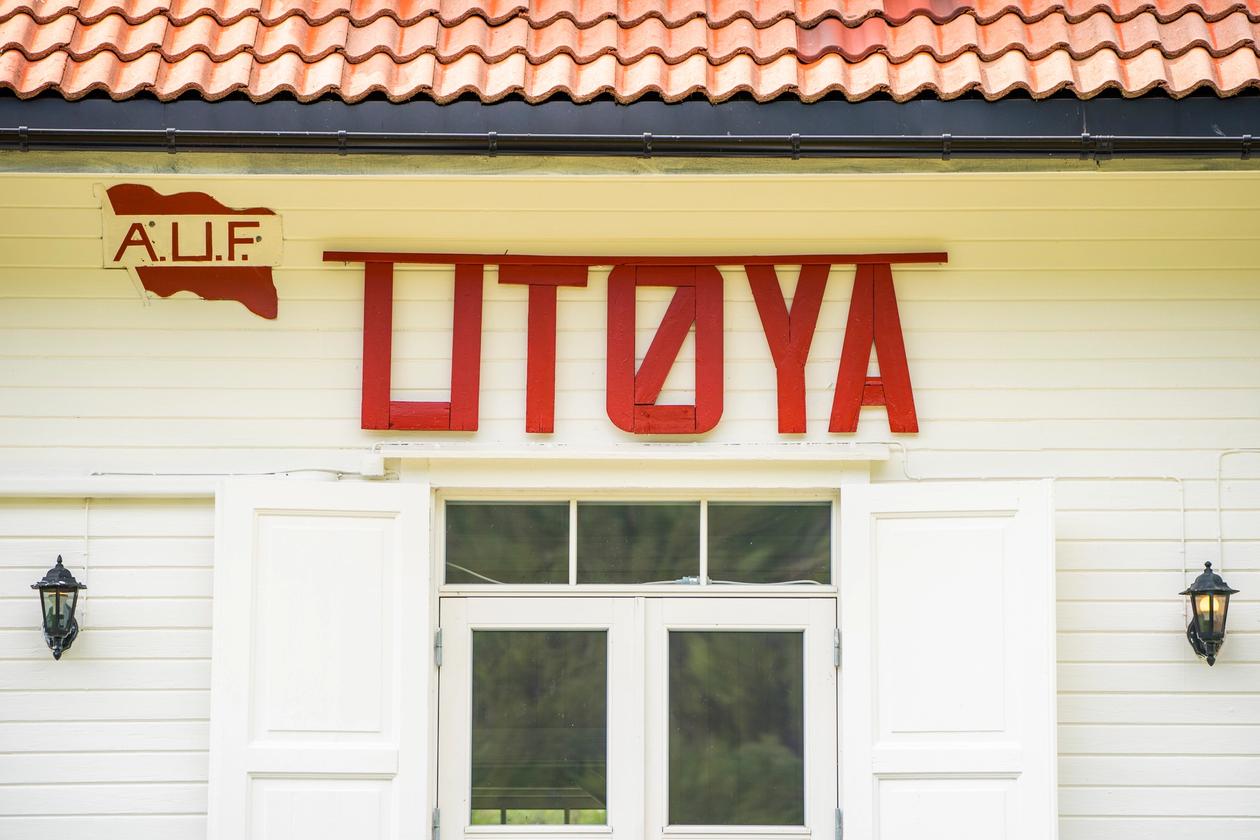 Et bilde av hovedhuset på Utøya der det står AUF og UTØYA med røde bokstaver.