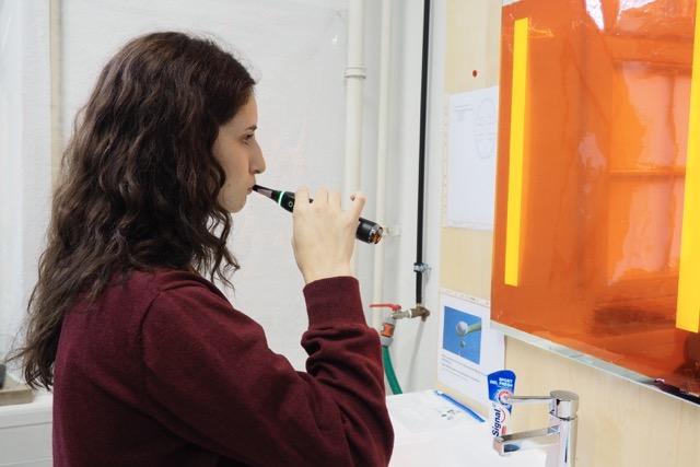 En person som borstar tänderna