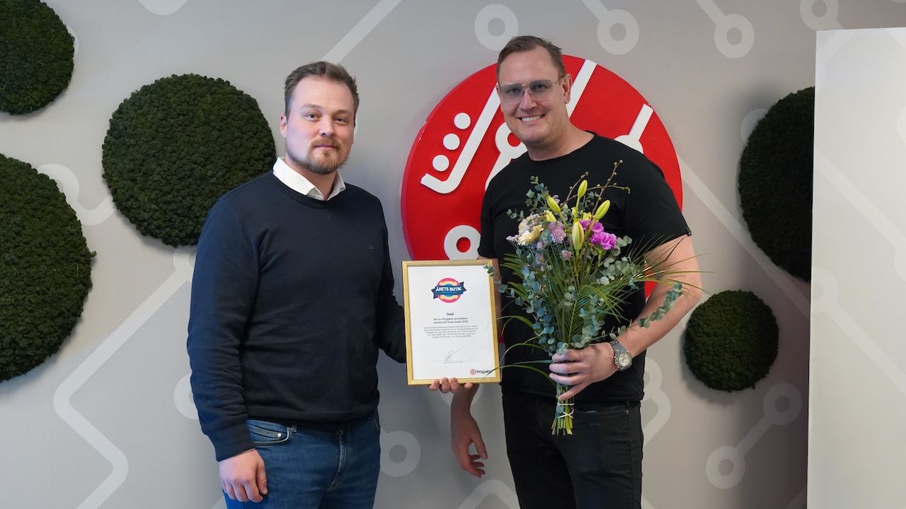 Niklas Wood från Prisjakt överlämnar årets vinnardiplom till Erik Wickman, vd på Inet.