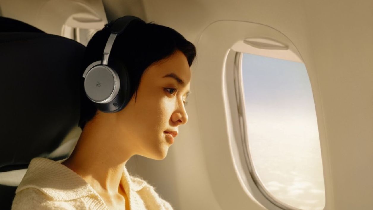 Beoplay H100 i ett flygplan