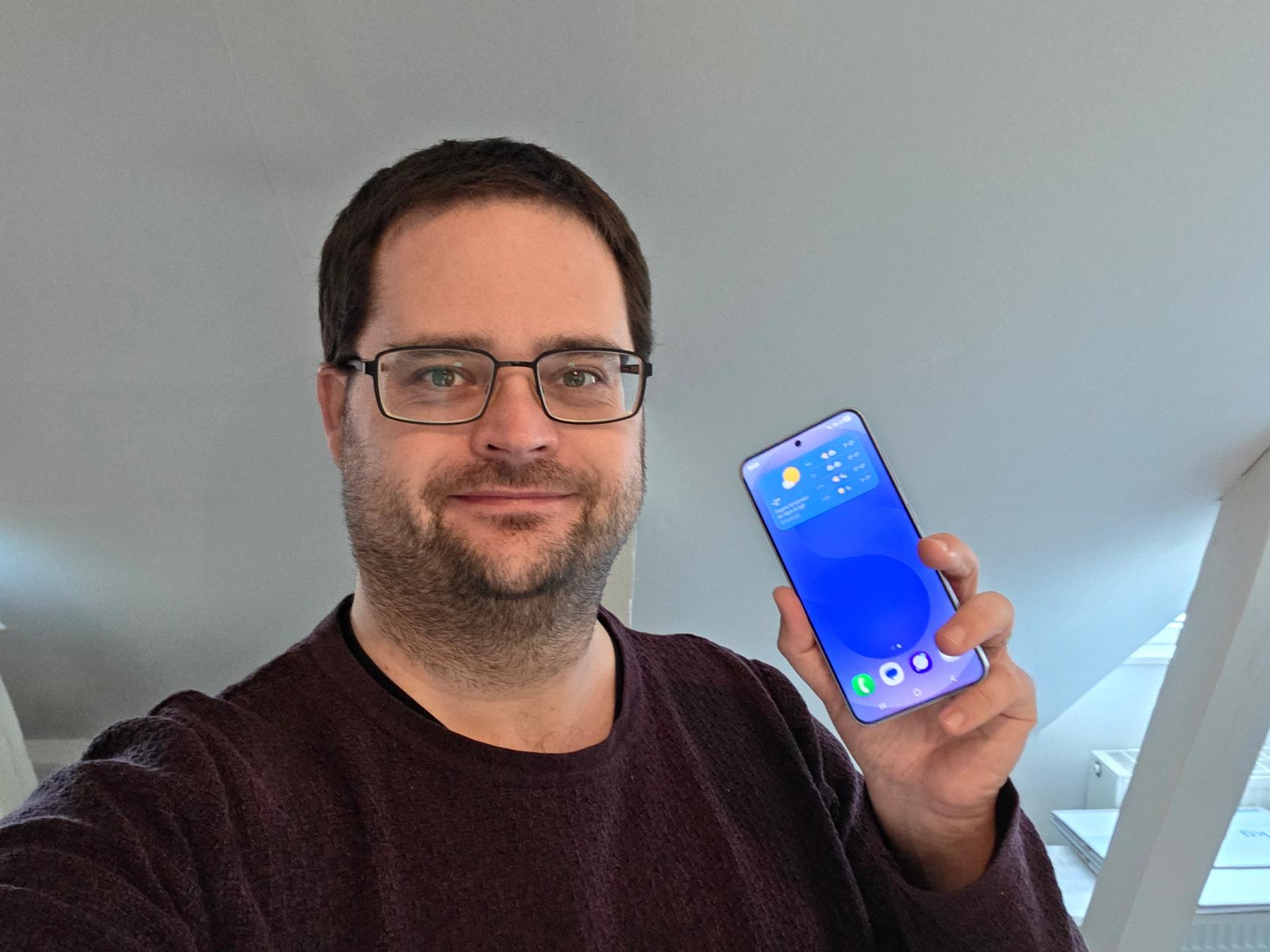 Artikelförfattaren med Samsung Galaxy S25 i handen