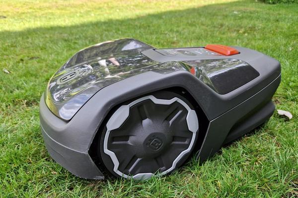 Husqvarna Automower R4 - smidig, stabil, självklar
