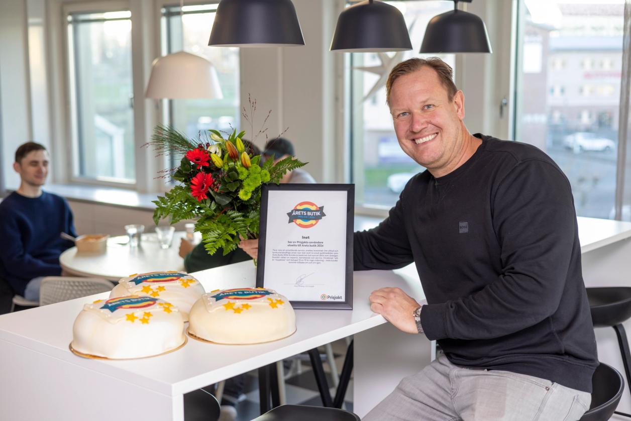 Erik Wickman, vd på Inet, firar med tårta