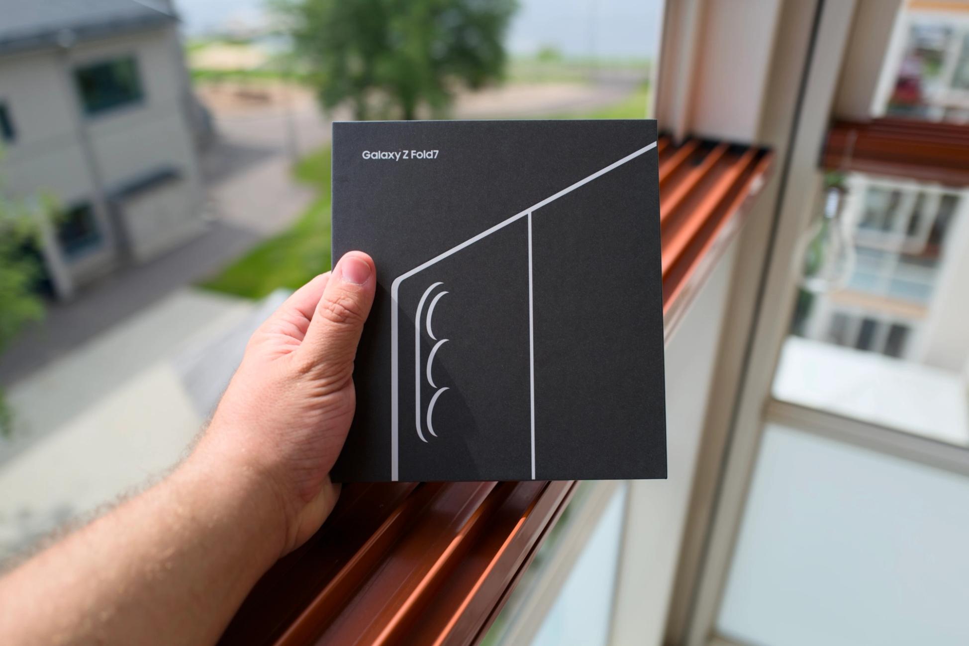 Skribenten hållandes i kartongen till Samsung Galaxy Z Fold7