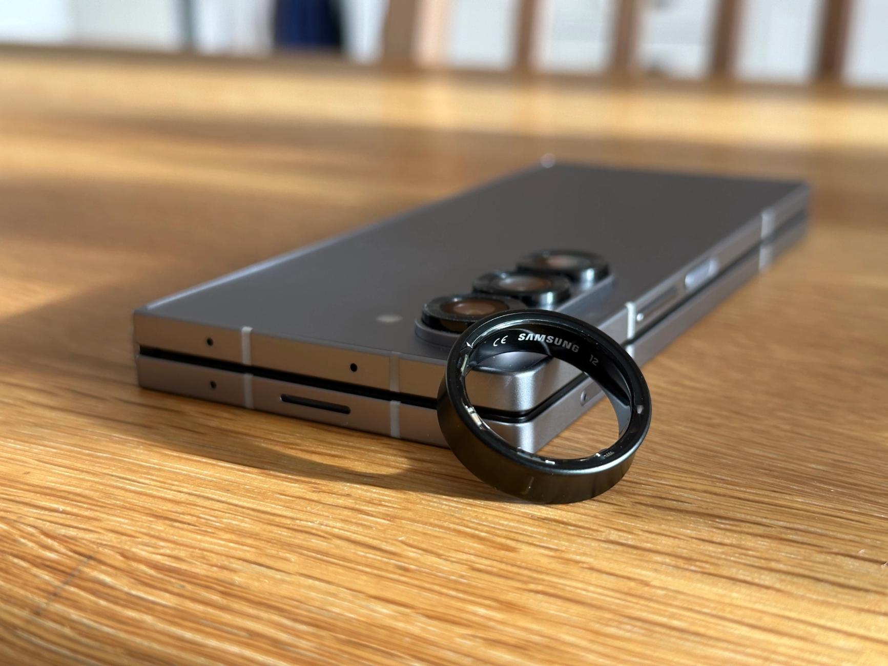 Samsung Galaxy Ring vilandes mot en Samsung Galaxy Z Fold 6