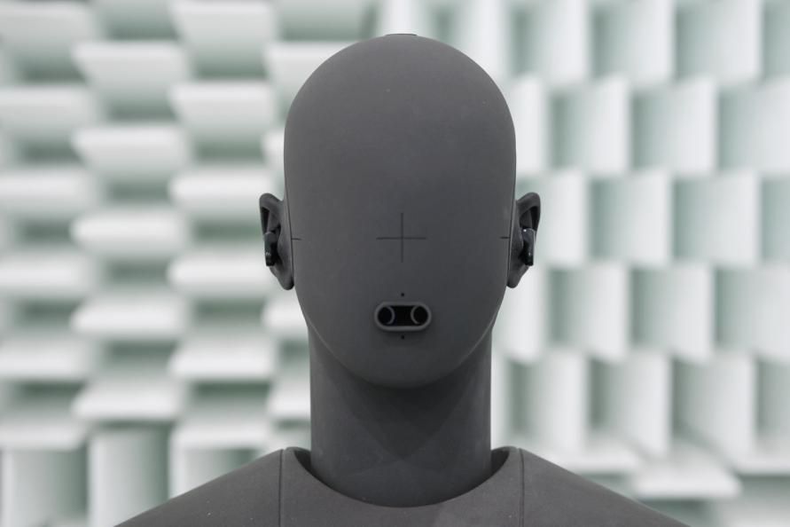 Testdocka med hörlurar