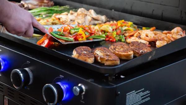 Bästa planchagrill - grill med stekbord