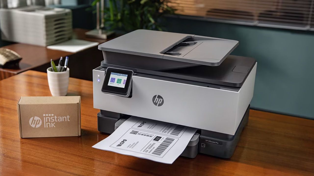 HP skrivare på bord med kartong 