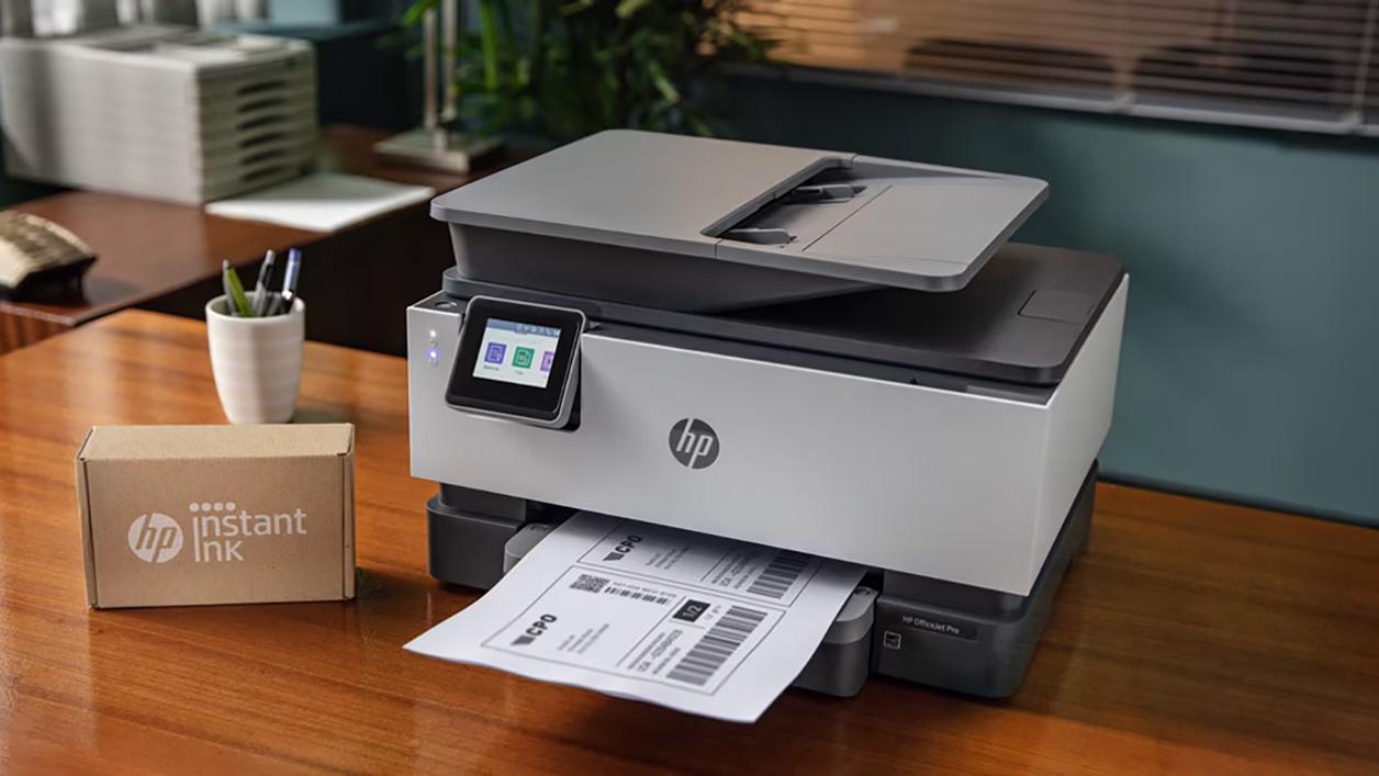 HP skrivare på bord med kartong