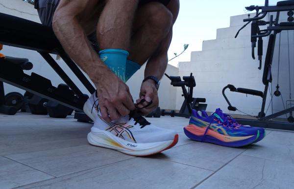 ASICS SONICBLAST 2 i test med ASICS SUPERBLAST 3 i bakgrunden