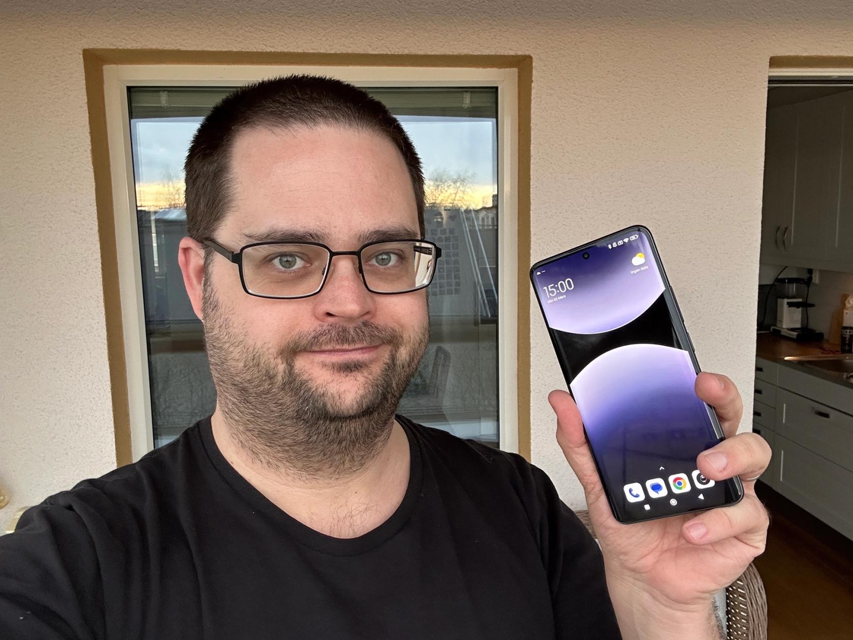 Skribenten tillsammans med Redmi Note 14 Pro+