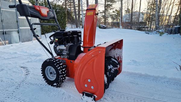 Husqvarna Snöslunga ST124 - effektiv, robust och lättkörd