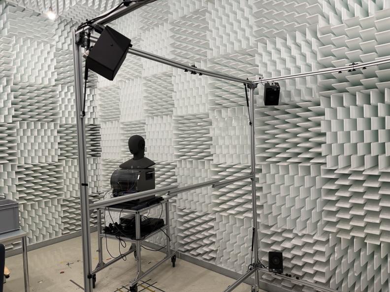 En testdocka i ett rum med ljudisolering