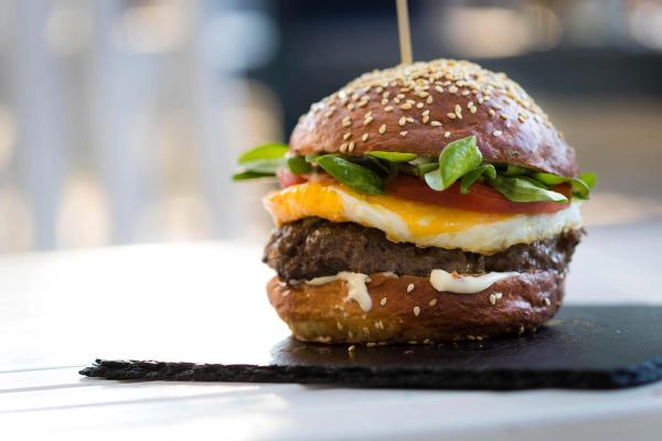 Smashburger på grillen - så gör du