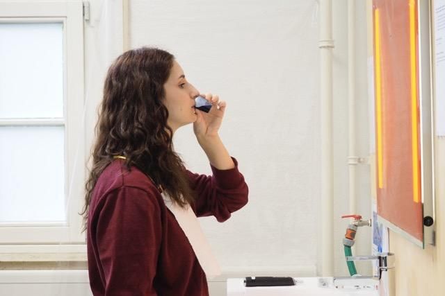 En person som dricker en färgad vätska