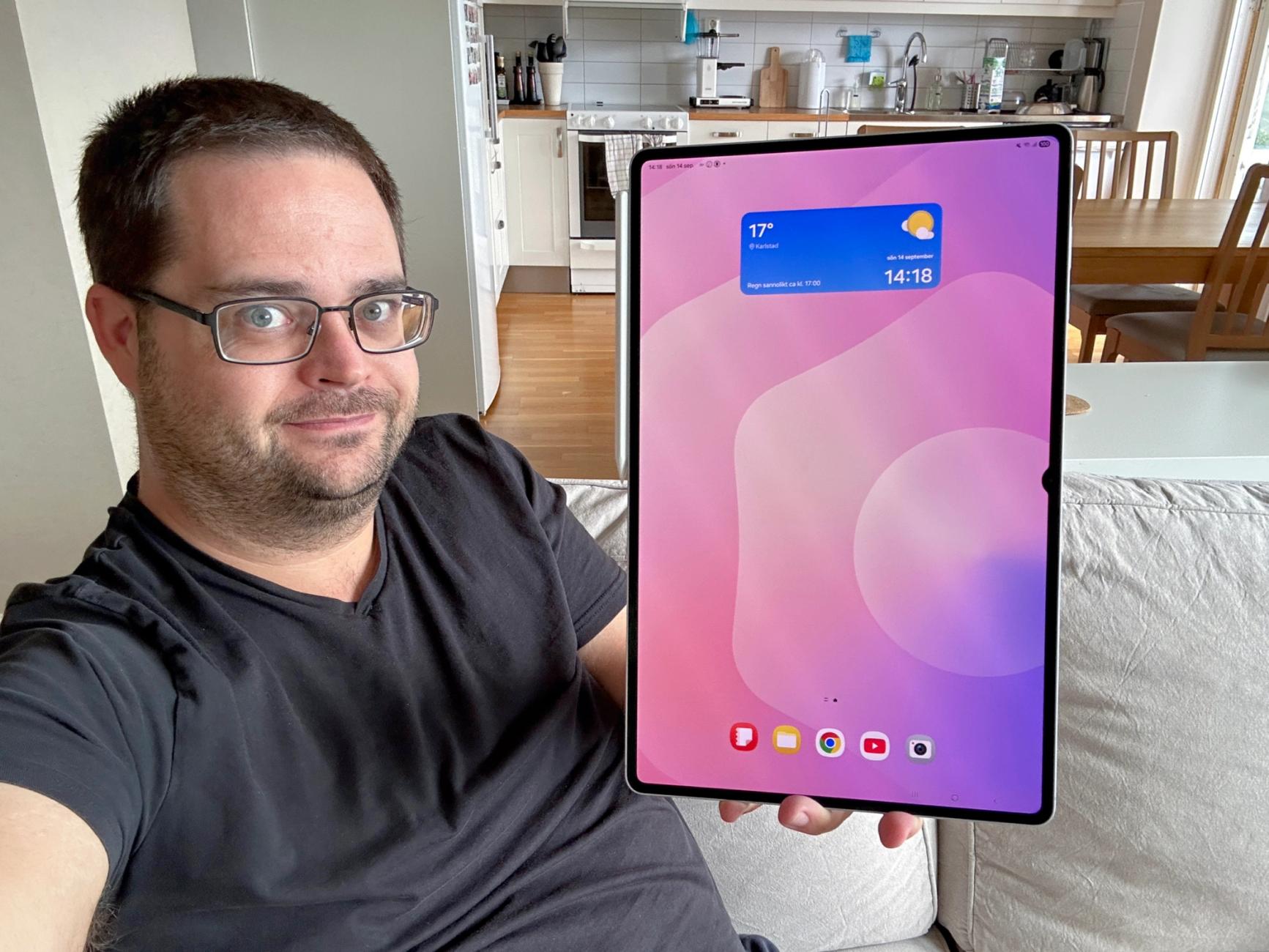 Skribenten tillsammans med Samsung Galaxy Tab S11 Ultra